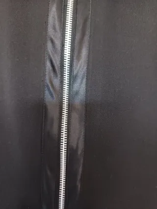 Falda negra con cremallera, cómoda y elegante