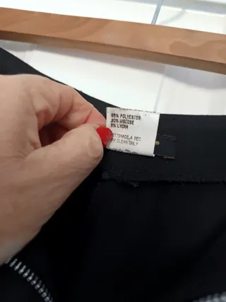 Falda negra con cremallera, cómoda y elegante