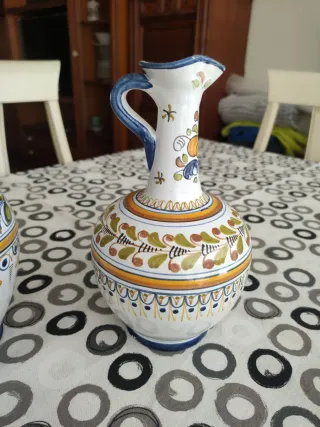 Jarrón y jarras de barro decorados