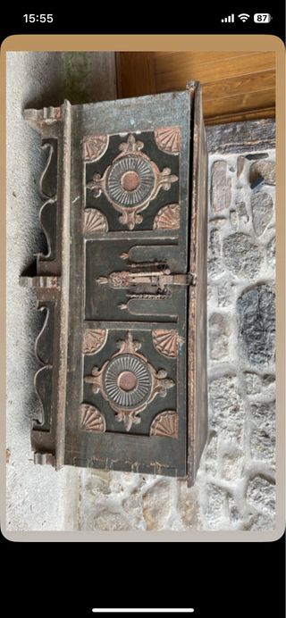 Mesa de despacho y baúles antiguos.