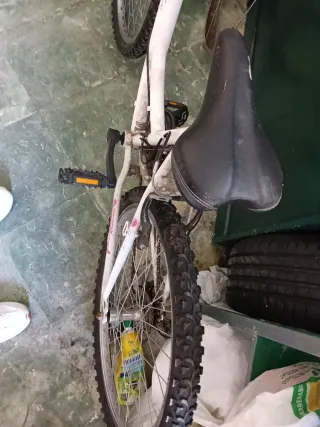Bicicleta infantil blanca y rosa de 26
