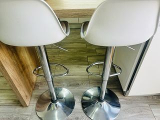 Taburetes blancos con base metálica