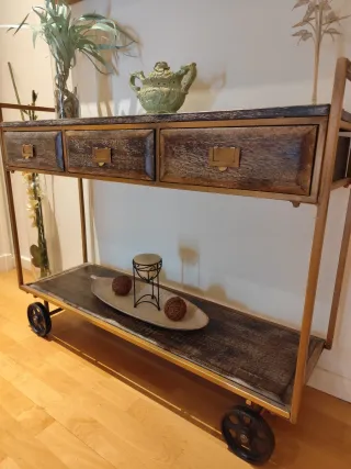 Mueble vintage con ruedas y espejo