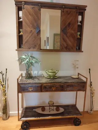 Mueble vintage con ruedas y espejo