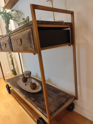 Mueble vintage con ruedas y espejo