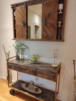 Mueble vintage con ruedas y espejo