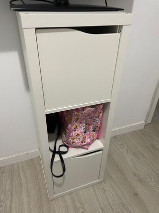 Mueble blanco con cajones