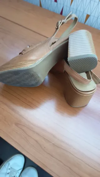 Zapatos Carmela mujer marrones con hebilla dorada