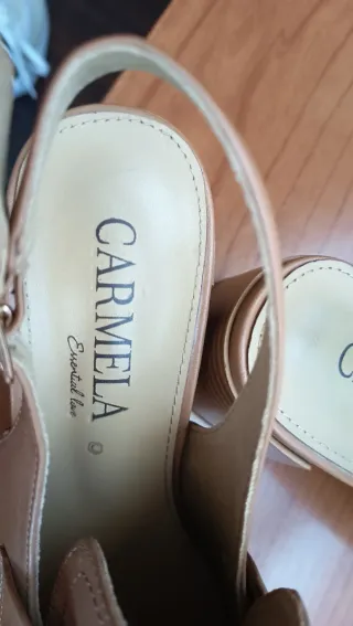 Zapatos Carmela mujer marrones con hebilla dorada