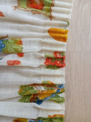 Cortina confeccionada con estampado de frutas y pá