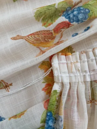 Cortina confeccionada con estampado de frutas y pá