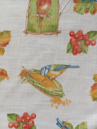 Cortina confeccionada con estampado de frutas y pá
