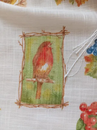 Cortina confeccionada con estampado de frutas y pá