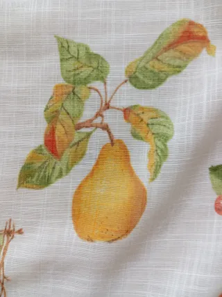 Cortina confeccionada con estampado de frutas y pá