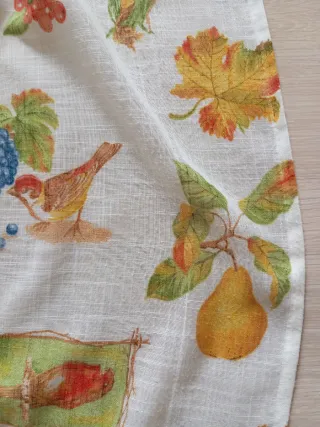 Cortina confeccionada con estampado de frutas y pá