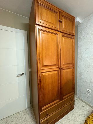 Armario de madera clásico