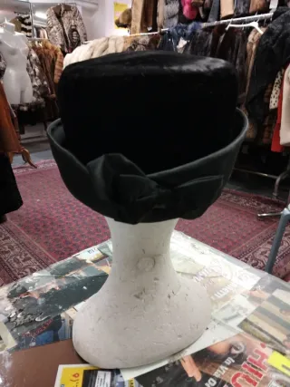 Cappellino in Velluto Nero e Raso