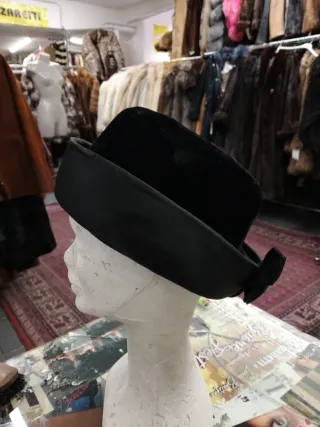 Cappellino in Velluto Nero e Raso