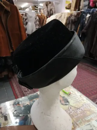 Cappellino in Velluto Nero e Raso