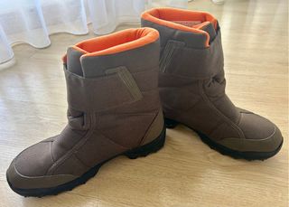 Botas de nieve marrones y naranjas