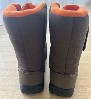 Botas de nieve marrones y naranjas