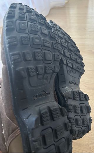 Botas de nieve marrones y naranjas