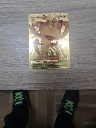 Carta Pokémon Meowth VMAX Gigantamax Dorada