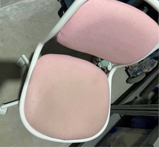 Silla de escritorio rosa y blanca