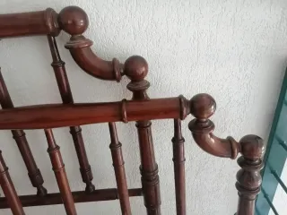 Cama antigua de madera