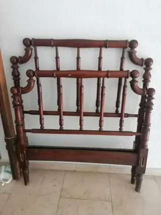 Cama antigua de madera