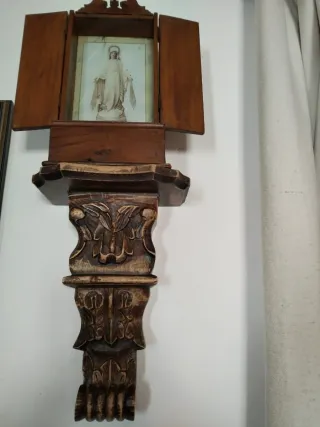 Virgen con pedestal de madera tallada