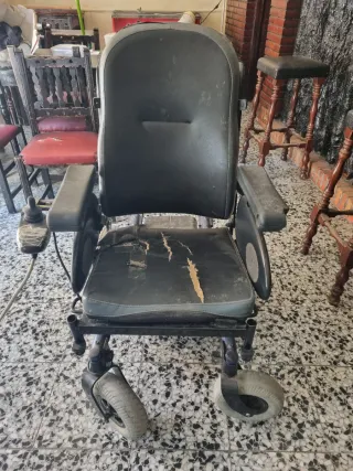 Silla de ruedas eléctrica negra