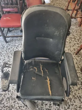 Silla de ruedas eléctrica negra