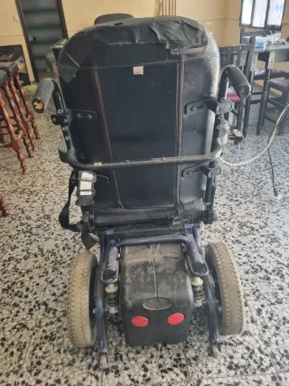 Silla de ruedas eléctrica negra