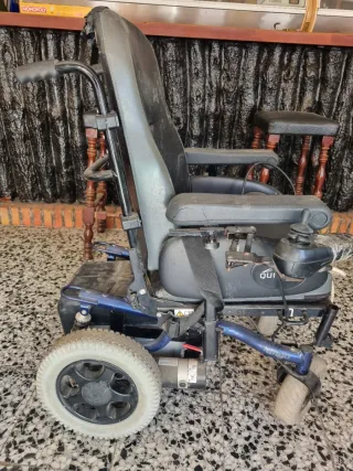 Silla de ruedas eléctrica negra