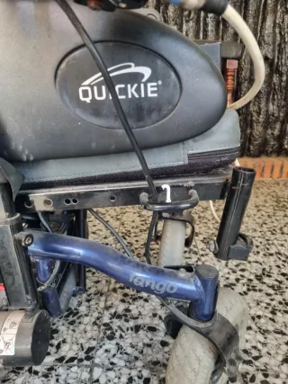 Silla de ruedas eléctrica negra