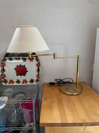 Lámpara de mesa extensible dorada