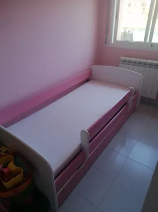 Cama infantil rosa y blanca