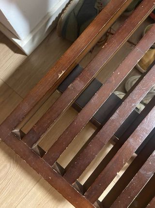 Banco de madera oscuro