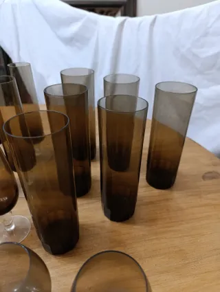 Vasos y copas vintage marrones