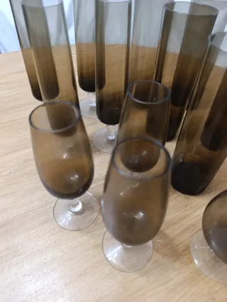 Vasos y copas vintage marrones