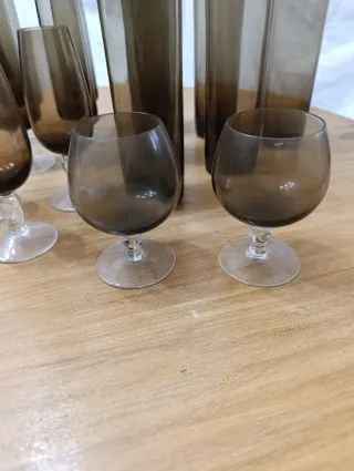 Vasos y copas vintage marrones