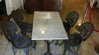 Mesa de mármol y 4 sillas de hierro forjado