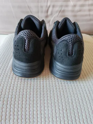 Adidas Yeezy Boost 700