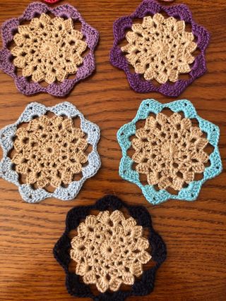 Bicchieri con sottobicchiere colorati