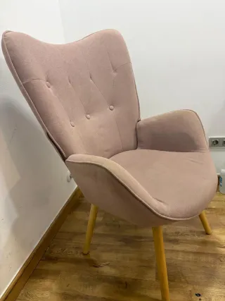 Sillón de tela rosa