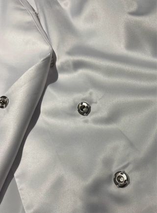 Vestido camisero blanco satinado Revolve