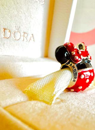 Pandora Disney Parks Minnie Mouse Charm Rojo