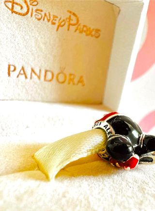 Pandora Disney Parks Minnie Mouse Charm Rojo