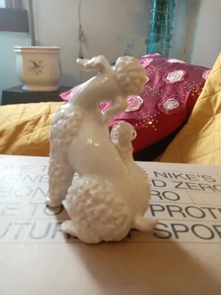 Caniche de porcelana blanco